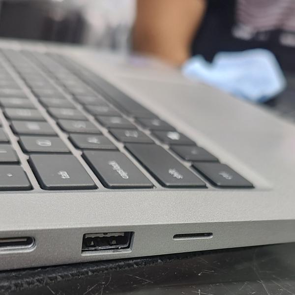 Dell laptop touch screen latitude 5320 i511th gen