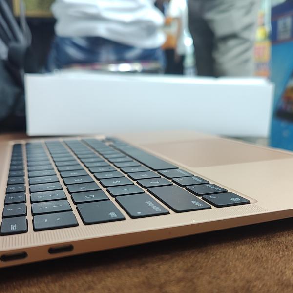 MacBook Air M1 chip 8gb 256gb