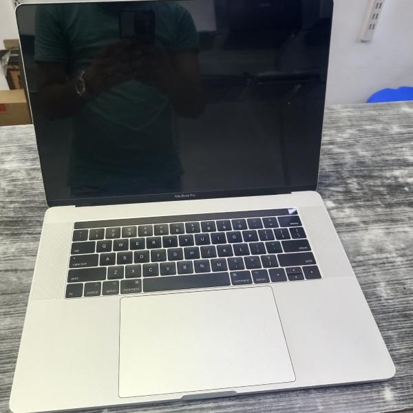MacBook Pro A1707 Touch bar core i7 16gb ram